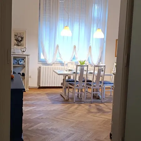 Big Blue S Privatnim Parkingom